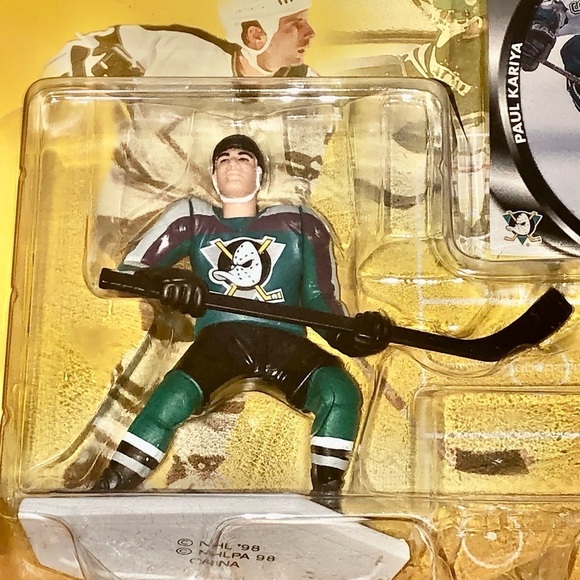 NHL 1999 Starting Lineup Paul Kariya Figure - Picture 2 of 3